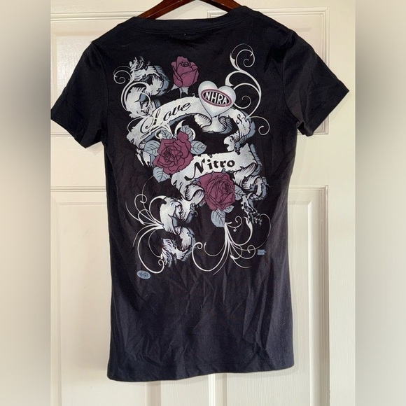 Main Gate NHRA Nitro Women’s V-Neck T-Shirt Size Small NWT - Picture 2 of 5